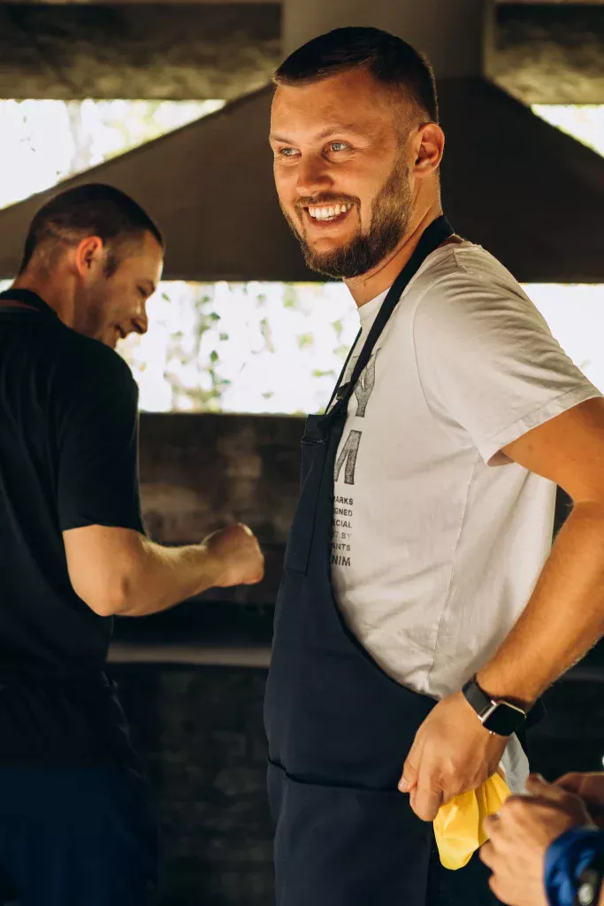BBQ тимбілдинг Дніпро команда готує шашлик
